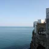 La maggior parte di queste case o sono abbandonate oppure sono state trasformate in locali, case vacanze e bed&breakfast. A vivere in questi edifici sono quindi rimasti in pochi, dati anche gli elevati costi che servirebbero per rimetterli a nuovo, essendo esposti ormai da decenni alle intemperie